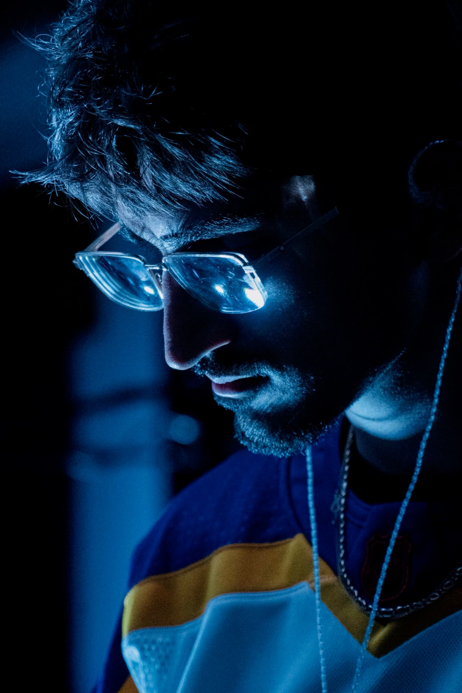 Dino, lit in blue